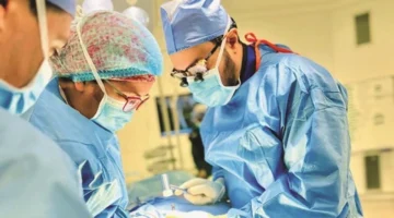 جراحة نادرة بدبي.. فريق طبي يستأصل أوراماً معقدة من فقرات شاب عشريني